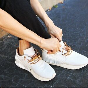 Esseutesse Leather Fringe Sneaker - White